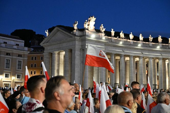 Zło dobrem zwyciężaj. Setki osób czuwały w Watykanie w rocznicę wyboru Jana Pawła II