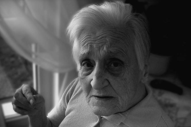Dramat w Zabrzu: 92-latka zasłabła, kilka dni leżała na podłodze bez żadnej pomocy