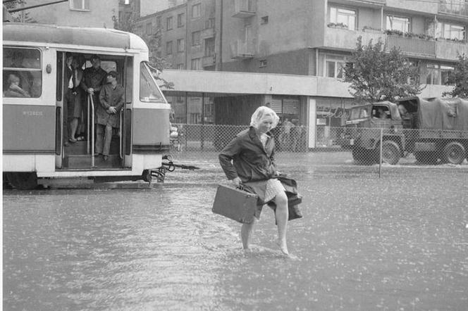 Jak wyglądała zalana stolica w 1968? Te zdjęcia robią wrażenie! [FOTO]