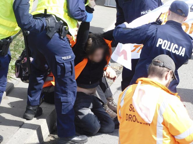 Ostatnie Pokolenie znowu to zrobiło! Przykleili się do asfaltu na trasie S8