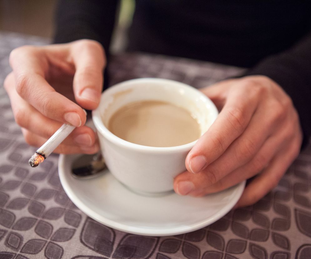 Poranny papieros tylko z kawą? Już wiadomo, czemu to połączenie tak dobrze smakuje 