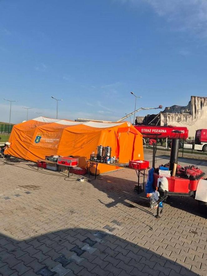 Kawle. Strażacy usuwają zniszczenia po pożarze hali przetwórstwa drobiu. W akcji robot gaśniczy i drony