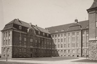 To jeden z najpiękniejszych budynków w Olsztynie. Dawniej pomieszczenia zajmowało m.in. Gestapo