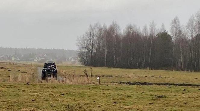 40-letni policjant leżał w bagażniku samochodu z raną postrzałową głowy. Nowe fakty w sprawie