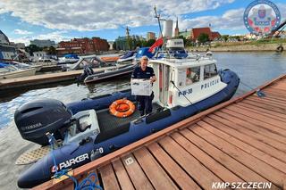 Wycieńczona czapla znalazła się w pułapce. Ptakowi pomogli policyjni wodniacy ze Szczecina