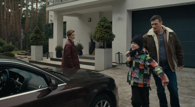 Na dobre i na złe odc. 957. Krzysztof Radwan (Mateusz Damięcki), Kubuś (Wiktor Trojan), Blanka (Pola Gonciarz)