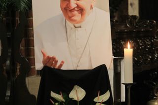 Msza święta w Warszawie za zmarłego papieża Franciszka. Archidiecezja warszawska podała nową datę