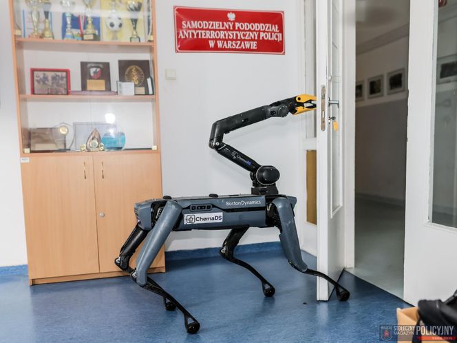 Robopies odwiedził i ćwiczył z warszawskimi policjantami