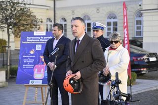 Rośnie liczba wypadków z udziałem hulajnóg. Radni Mazowsza apelują do dzieci i młodzieży: „Noście kaski i odblaski!”