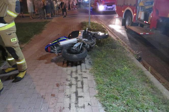 Ze wstępnych ustaleń policjantów wynika, że kierujący samochodem typu BUS nie ustąpił pierwszeństwa przejazdu kierującemu motocyklem Suzuki. Motocyklista poniósł śmieć na miejscu.