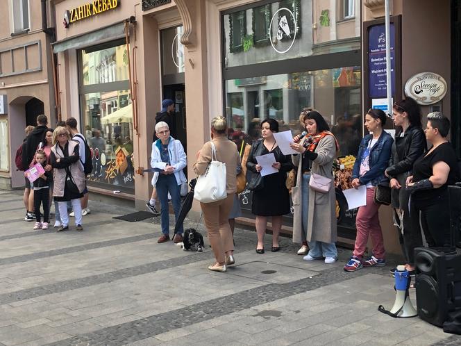 Protest „Ani Jednej Więcej!” w Rybniku. Protestowano przed biurem PiS [ZDJĘCIA]