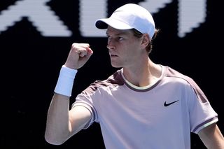 Jannik Sinner mistrzem Australian Open! Wycieńczający bój z Miedwiediewem. Historyczne dokonanie Włocha