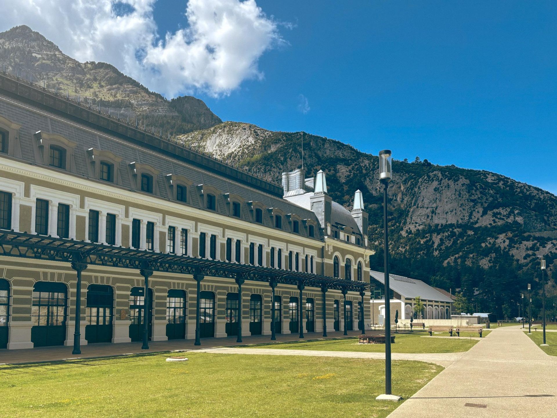  Canfranc Estación, Hiszpania. Dawny dworzec kolejowy zamienił się w luksusowy hotel