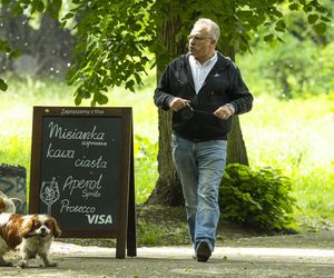 Marek Jakubiak. Pies pomaga mu w kampanii