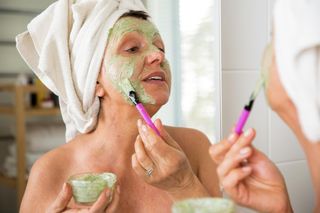 Wystarczyła 1 łyżka, aby wygładzić zmarszczki na twarzy. Nakładałam ją na czystą skórę co drugi wieczór i mam cerę gładką jak u dziecka. Naturalna maseczka na zmarszczki