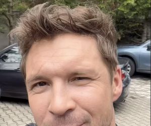 M jak miłość. Marcin (Mikołaj Roznerski) na planie
