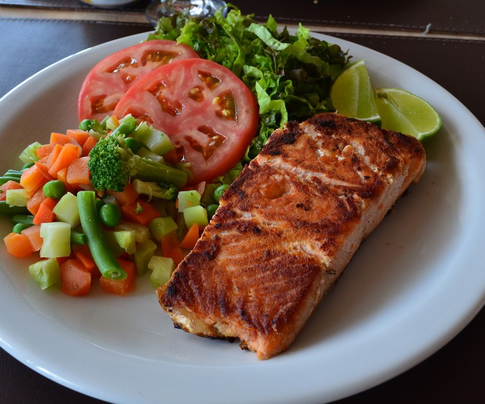 Łosoś w ziołach z warzywami. Smaczne dietetyczne danie.