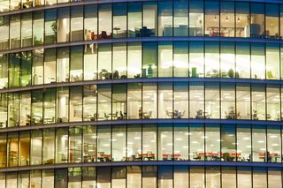 Energia pod kontrolą –  jak inwestorzy oszczędzają na oświetleniu w obiektach komercyjnych?