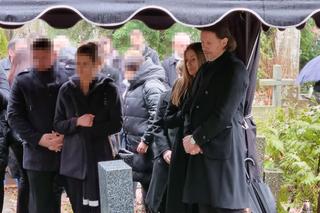  Radosław Majdan na grobie mamy