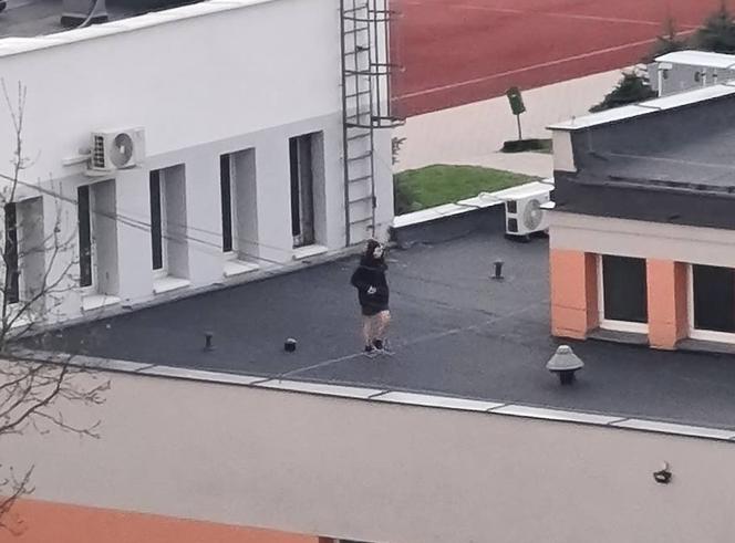 Weszli na dach szkoły w Katowicach i machali kolegom