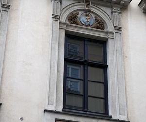 To jedna z najsłynniejszych kamienic w Krakowie. Znajduje się w niej hotel, w którym mieszkał car