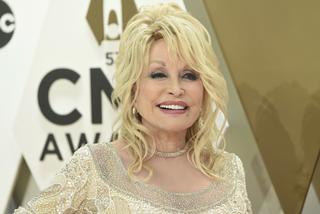 Dolly Parton znów jest króliczkiem Playboya! Odtworzyła okładkę sprzed 43 lat