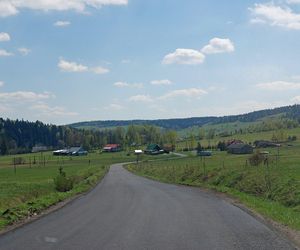 To dawna wieś królewska w Małopolsce. Jej znakiem rozpoznawczym są kamienne krzyże