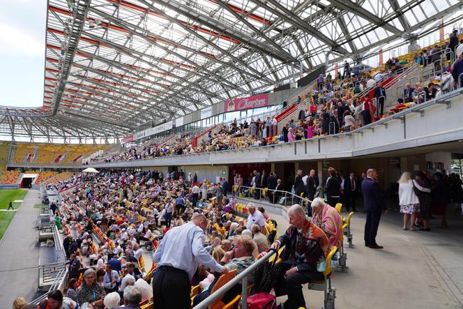 Kongres Świadków Jehowy Białystok 2024. Tłumy wiernych na Stadionie Miejskim