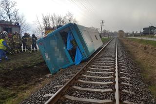 Autobus leżał przy torach! Groza w Papowie Toruńskim