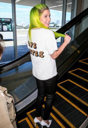 Kesha w koszulce hi hater - bye hater
