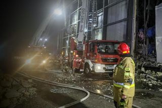 Kawle. Strażacy usuwają zniszczenia po pożarze hali przetwórstwa drobiu. W akcji robot gaśniczy i drony