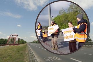 Aktywiści przykleili się do drogi na moście nad Kanałem Żerańskim. Zablokowali ruch