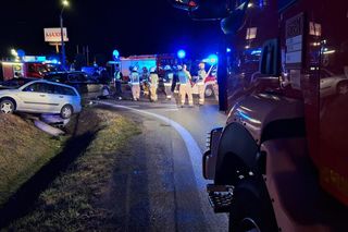 Poważny wypadek pod Kaliszem. Dwie osoby zakleszczone w pojazdach 