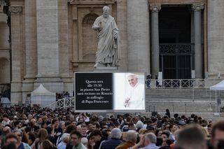 Wierni na Placu św. Piotra modlili się w intencji papieża Franciszka