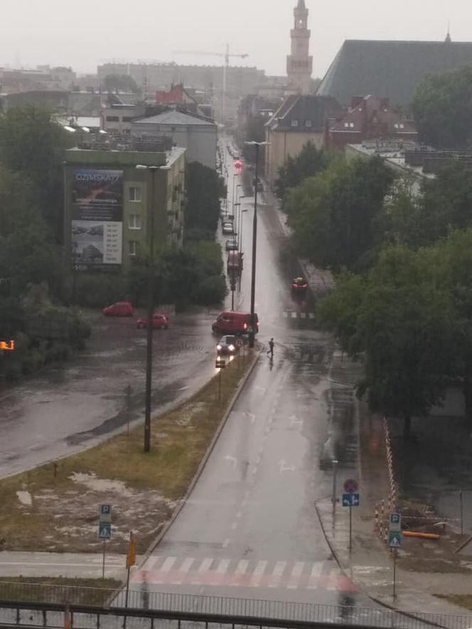 Opole. Ulice zamieniły się w potoki! Tak wyglądało centrum miasta w czwartek 24.06.21 r. [ZDJĘCIA]