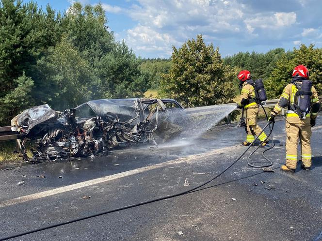 Kierowca spłonął razem z autem. Droga krajowa w woj. lubelskim całkowicie zablokowana!