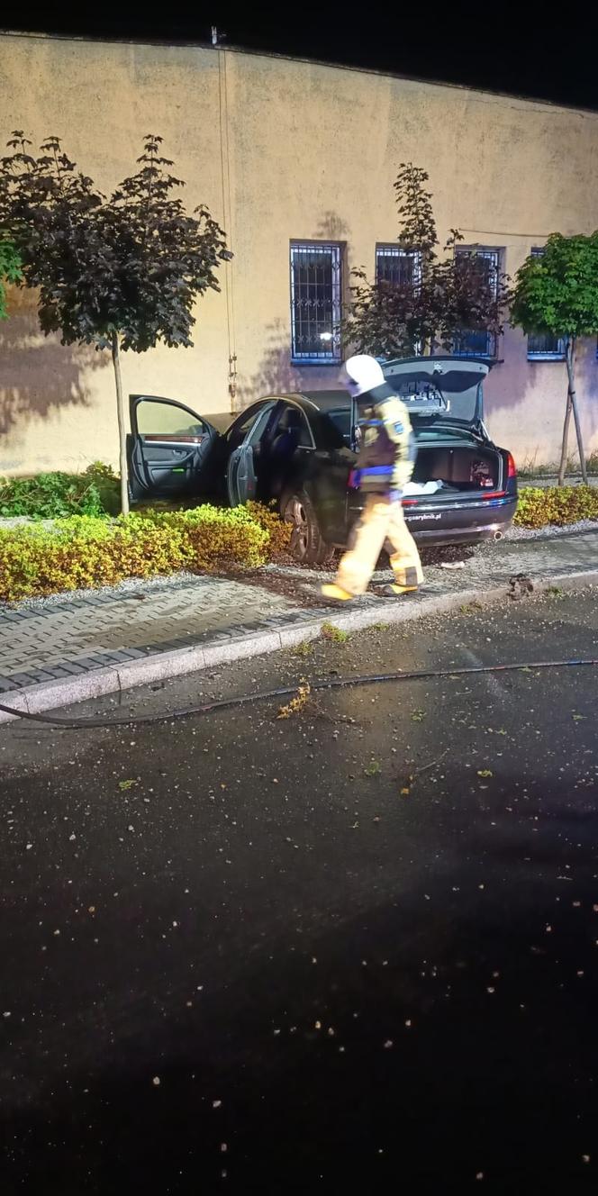 Gaszowice: Audi przeleciało przez rondo i wbiło się w ścianę budynku. Kobieta była pijana