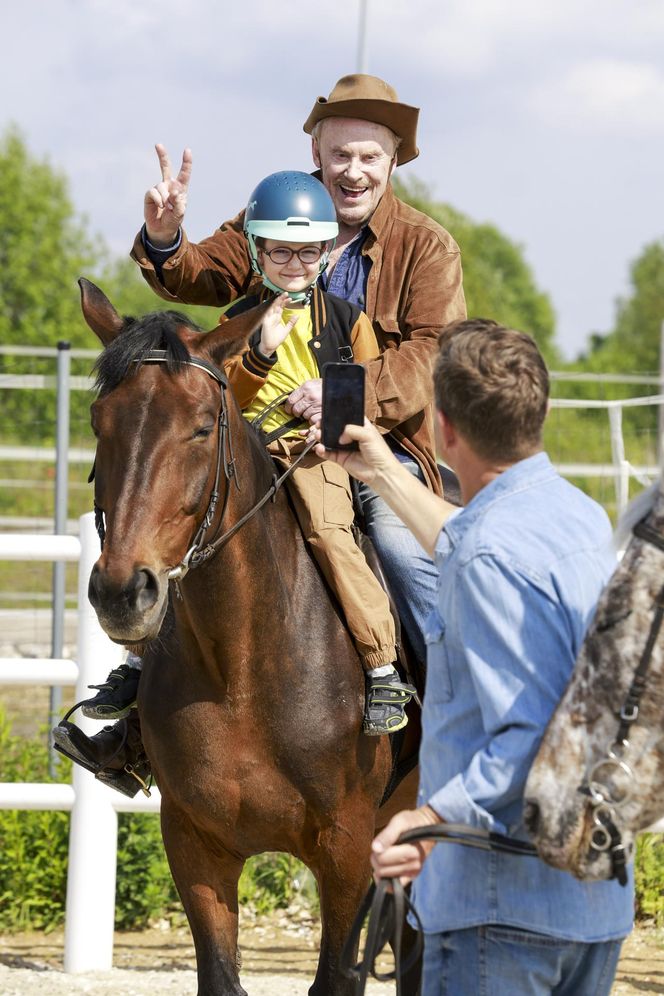 Kowboj o kulach. Tak Olbrychski wraca do zdrowia po operacji