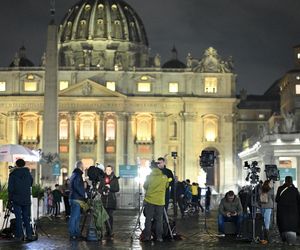 Watykan. Modlitwa o zdrowie papieża Franciszka na placu Świętego Piotra