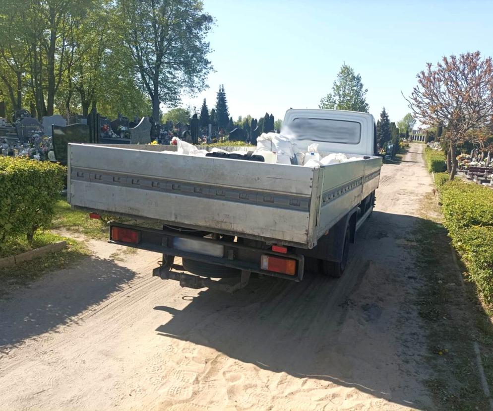 Tragiczny wypadek na cmentarzu w Iławie. Auto potrąciło 83-latka. Senior zmarł