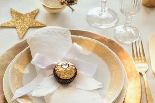 Złoto-biała dekoracja stołu na Sylwestra w domu
