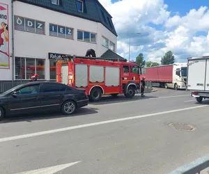 Na Hutniczej w Starachowicach motorower zderzył się z osobówką. 15-latek zabrany do szpitala