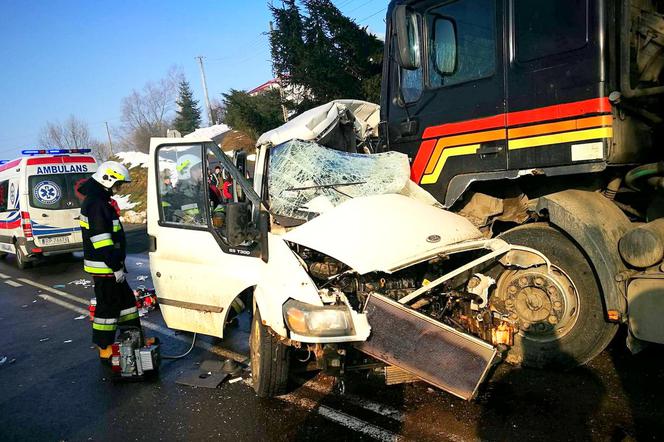 Wypadek w Birczy: Zderzenie TIR-a z busem. Dwie osoby nie żyją