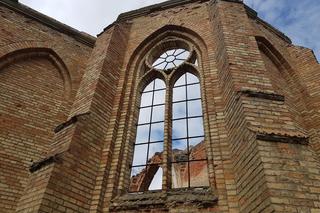 Zwiedziliśmy zabytkowe ruiny kościoła w Jałówce. Poznaj historię wyjątkowego miejsca [ZDJĘCIA]