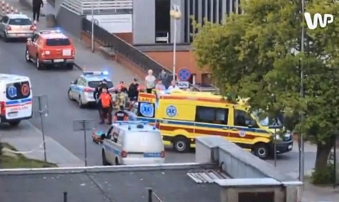 Mężczyzna chodził po dachu szpitala w Warszawie i spadł. Strażacy nie mogli rozłożyć skokochronu