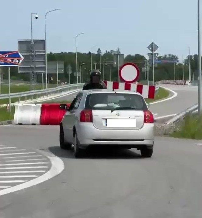 „Wziął na maskę” motocyklistę, który chciał go zatrzymać, gdy jechał wężykiem