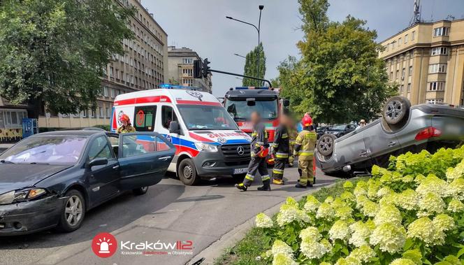 Kraków: samochód dachował na skrzyżowaniu alei Juliusza Słowackiego z ulicą Łobzowską