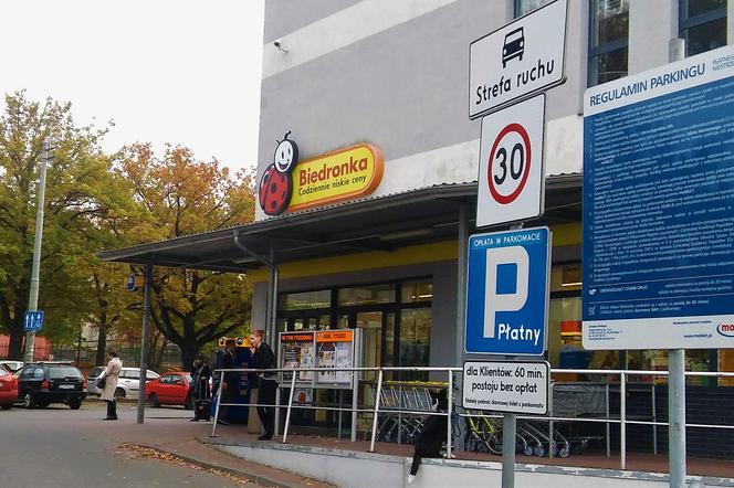 Płatny parking przed Biedronką przy al. Piastów