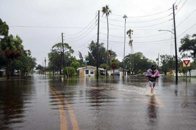 Huragan Debby osłabł, ale wciąż zagraża i pędzi w stronę NY