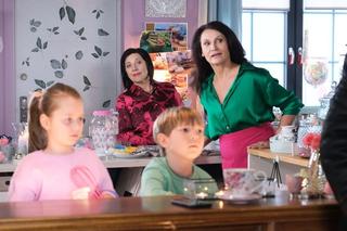 M jak miłość odc. 1732. Szymek (Staś Szczypiński), Maja (Laura Jankowska), Aleksandra (Małgorzata Pieczyńska), Iwona (Hanna Śleszyńska)